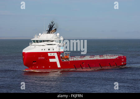 Red Oil Rig Versorgung Schiff Segeln in der Nordsee tritt in den Hafen der Stadt Aberdeen in Schottland, Großbritannien Stockfoto