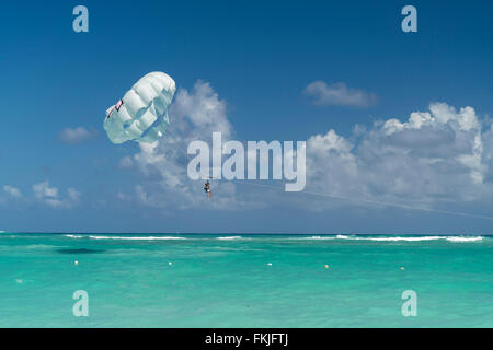 Parasailing am Playa Bavaro, Punta Cana, Dominikanische Republik, Karibik, Amerika, Stockfoto