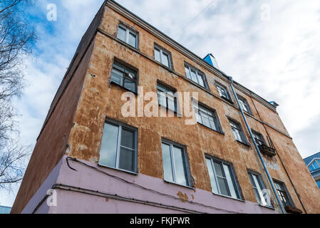 Altbau-Wohnung mit Balkon zerstört Stockfoto