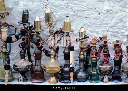 Eine Anzeige der Souvenir Narghiles,, Wasserpfeifen oder Wasserleitungen für den Verkauf in einem Souvenir Shop Antalya Türkei Stockfoto