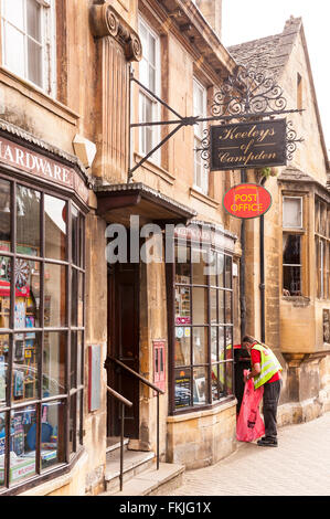 Ein Postbote leert den Briefkasten bei der Post in Chipping Campden, Gloucestershire, England, Großbritannien, Uk Stockfoto