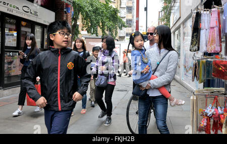 London, England, Vereinigtes Königreich. Mutter und Familie in Chinatown Stockfoto