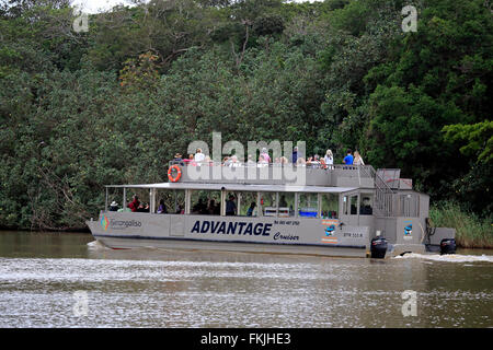 Ausflugsschiff, Touristen auf Boot-Safari, St Lucia, St Lucia Estuary, Isimangaliso Wetland Park, Kwazulu Natal, Südafrika, Stockfoto