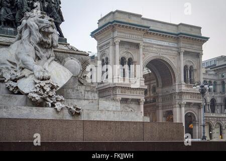 Italien: Haupteingang der Galleria Vittorio Emanuele II, von der Piazza del Duomo in Mailand gesehen. Foto vom 13. Februar 2016. Stockfoto