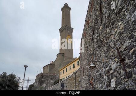 Italien: Der Leuchtturm, Wahrzeichen von Genua. Foto vom 13. Februar 2016. Stockfoto