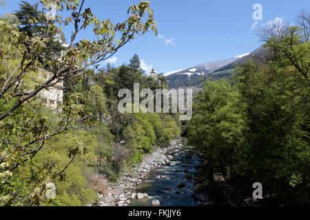 Blick auf die historische Steinbrücke. Es ist eine alte Brücke über die Passer in Meran. Die doppelt gewölbte steinerne Brücke wurde 1616-1617 gebaut.  Steinerne Brücke, Meran, Südtirol, Italien-Datum: 12. April 2012 Stockfoto