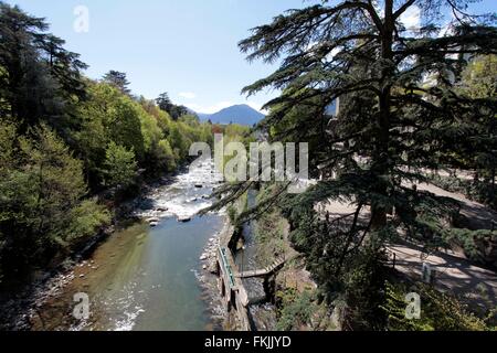 Blick von der steinernen Brücke auf dem Fluss Passer. Es ist eine alte Brücke über die Passer in Meran. Die doppelt gewölbte steinerne Brücke wurde 1616-1617 gebaut.  Steinerne Brücke, Meran, Südtirol, Italien-Datum: 12. April 2012 Stockfoto