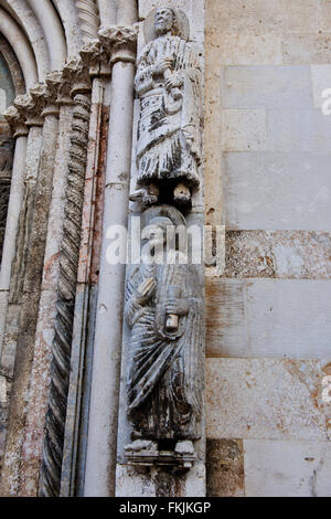 Kirche von St Donal & romanische Kathedrale Anastasia und archäologische Museum mit Campanile, Harbour Bridge, Sonnenuntergang, Zadar, Kroatien Stockfoto