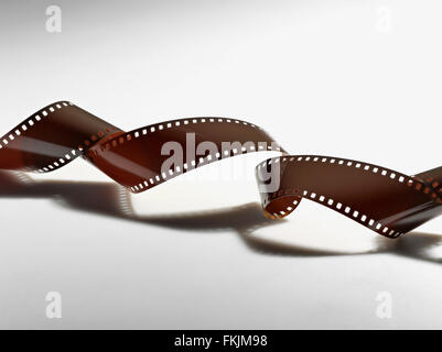 Farbfilm nicht exponierten 35mm negativ, weiß mit dunklen Schatten Stockfoto