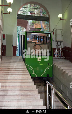 bergauf Standseilbahn Auto am unteren Bahnhof Montserrat Kloster Spanien Stockfoto