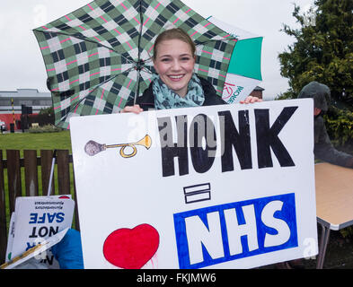 Middlesbrough, Nord-Ost-England, UK, 9. März 2016. Junior Ärzte außerhalb der James Cook University Hospital in Middlesbrough auf einem nassen Streik windigen und kalten ersten Tag des nationalen 48-stündigen von Junior Ärzten. Bildnachweis: Alan Dawson News/Alamy Live-Nachrichten Stockfoto