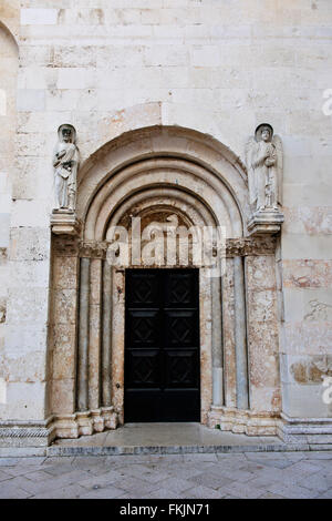 Kirche von St Donal & romanische Kathedrale Anastasia und archäologische Museum mit Campanile, Harbour Bridge, Sonnenuntergang, Zadar, Kroatien Stockfoto