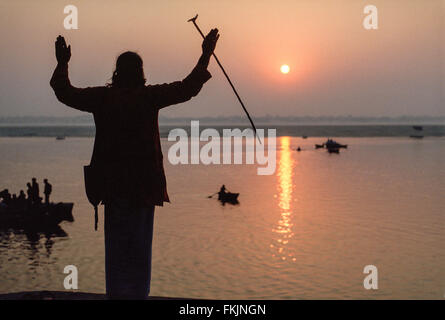 Indisch, hinduistisch, heilig, Mann, sadhu, betet, gegen den Morgen, Sonnenaufgang, von, Ghats, oben, Fluss Ganges, Varanasi, Benares, Uttar Pradesh, Indien, Meditation Stockfoto