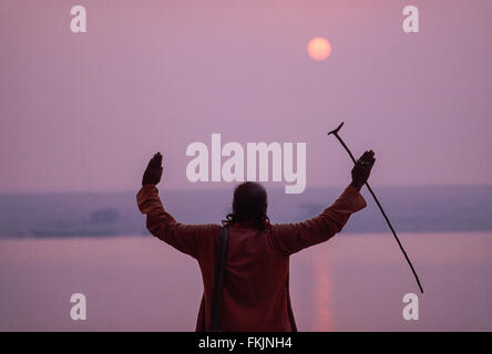 Indische, Hindu, heilig, Mann, Sadhu, betet, in Richtung der, Morgen, Sonnenaufgang, aus, ghats, über, Fluß Ganges, Varanasi, Benares, Uttar Pradesh, Indien Stockfoto