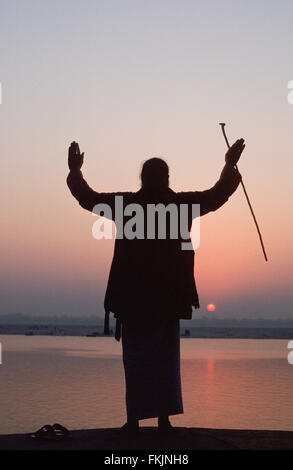 Indische, Hindu, heilig, Mann, Sadhu, betet, betet, betet, in Richtung Sonnenaufgang von ghats über dem Fluss Ganges, Varanasi, Benares, Uttar Pradesh, Indien Stockfoto