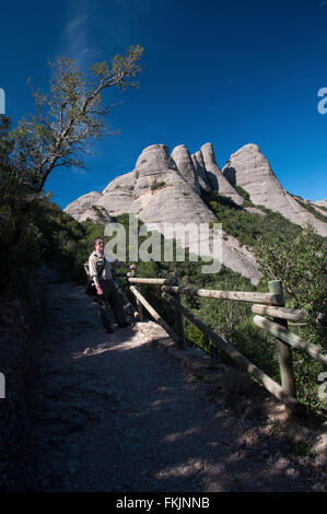 männliche Touristen bewundernden Blick an einem sonnigen Tag vom Berg Montserrat Spanien gehen Stockfoto