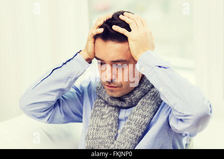 Nahaufnahme des kranken Menschen mit Grippe und Kopfschmerzen zu Hause Stockfoto