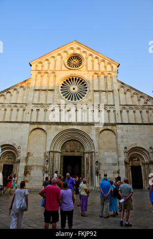 Kirche von St Donal & romanische Kathedrale Anastasia und archäologische Museum mit Campanile, Harbour Bridge, Sonnenuntergang, Zadar, Kroatien Stockfoto