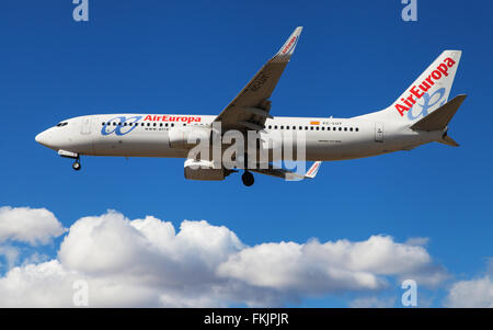 Ein Air Europa Boeing 737 - 85P nähert sich zum Flughafen El Prat in Barcelona, Spanien. Stockfoto