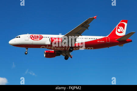 Ein Niki Airbus A320-214 nähert sich zum Flughafen El Prat in Barcelona, Spanien. Stockfoto