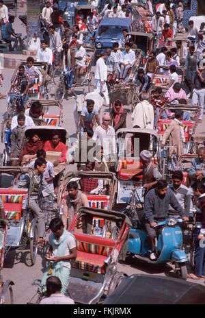 Heiligen Brahmanen Bull / Kühe auf der Straße. Hier im Verkehr bei Gadolia Chowk einem belebten Einkaufsviertel / Bereich von Varanasi, Indien Stockfoto