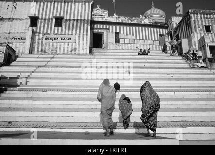 Indische Frauen tragen Saris, Saris nach Hindu-Tempel am Ghat, Treppe zum Fluss Ganges, nach dem Baden im heiligen Wasser. Varanasi Stockfoto