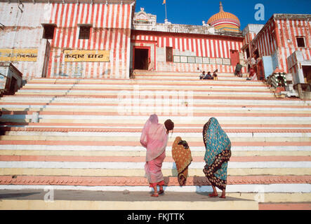 Indische Frauen tragen Saris, Saris nach Hindu-Tempel am Ghat, Treppe zum Fluss Ganges, nach dem Baden im heiligen Wasser. Varanasi Stockfoto