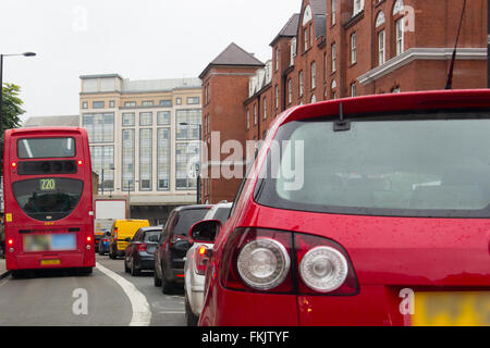 Starkem Verkehr auf einer Straße in London Stockfoto