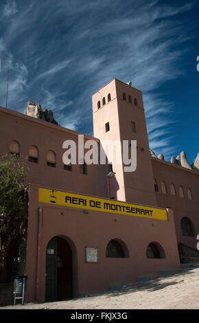 Seilbahn Station Aeri de Montserrat in Sonne und Schatten Stockfoto