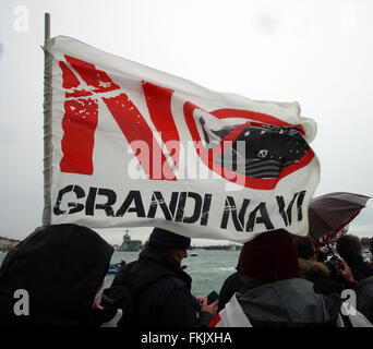 Venedig, Italien. 8. März 2016. Demonstranten nahm Teile während einer Kundgebung von Ausschuss keine großen Schiffe (Nr. Grandi Navi) gegen Italien-französischen Gipfel in Venedig © Andrea Spinelli/Pacific Press/Alamy Live News Stockfoto