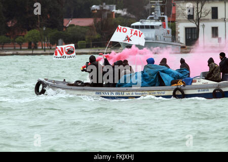 Venedig, Italien. 8. März 2016. Menschen nahmen Teile während einer Kundgebung Ausschuss keine großen Schiffe (Nr. Grandi Navi) und No Tav gegen Italien-französischen Gipfel in Venedig © Andrea Spinelli/Pacific Press/Alamy Live News Stockfoto