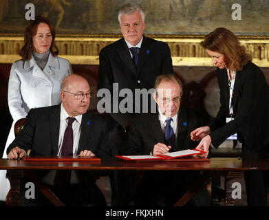 Venedig, Italien. 8. März 2016. Italian Finance Minister Pier Carlo Padoan (R), Französisch Finanzen und öffentlichen Konten Minister Michel Sapin (L) während des Italien-französischen Gipfeltreffens mit französische Präsident Francois Hollande schüttelt Hände end Italiens Premierminister Matteo Renzi © Andrea Spinelli/Pazifik Press/Alamy Live News Stockfoto