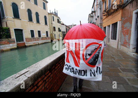 Venedig, Italien. 8. März 2016. Eine Person zu Fuß mit Flagge mit Worten Ausschuss keine großen Schiffe (Nr. Grandi Navi) und No Tav gegen Italien-französischen Gipfel in Venedig © Andrea Spinelli/Pacific Press/Alamy Live News Stockfoto