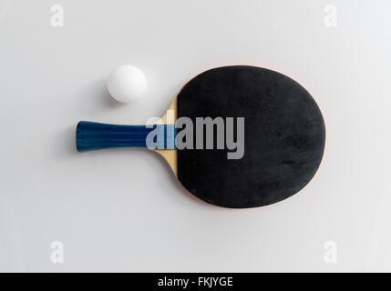 Nahaufnahme von Tischtennis-Schläger mit ball Stockfoto