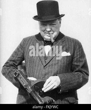Sir Winston Churchill während des Krieges mit einer Pistole "Tommy" Bild. Aus dem Archiv des Pressedienstes Portrait - Portrait ehemals Pressebüro. Stockfoto