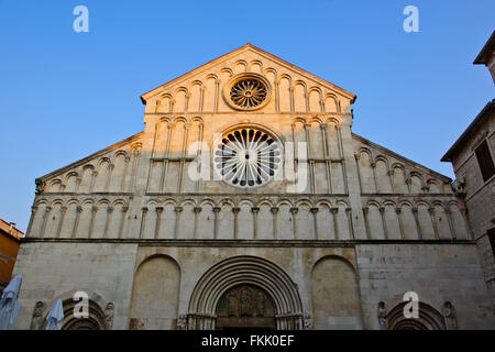 Kirche von St Donal & romanische Kathedrale Anastasia und archäologische Museum mit Campanile, Harbour Bridge, Sonnenuntergang, Zadar, Kroatien Stockfoto