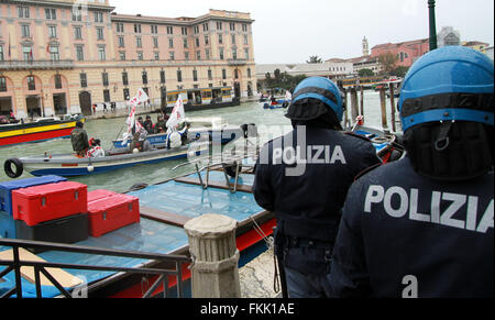 Venedig, Italien. 8. März 2016. Anti-Riot-Polizisten während einer Kundgebung von Ausschuss keine großen Schiffe (Nr. Grandi Navi) und No Tav gegen Italien-französischen Gipfel in Venedig © Andrea Spinelli/Pacific Press/Alamy Live News Stockfoto