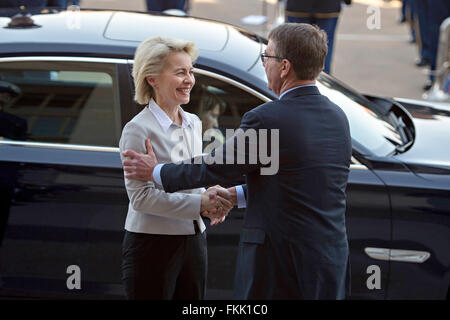 US Minister fuer Verteidigung Ash Carter begrüßt Bundesministerin Ursula von der Leyen Verteidigung bei ihrer Ankunft im Pentagon 8. März 2016 in Arlington, Virginia. Stockfoto