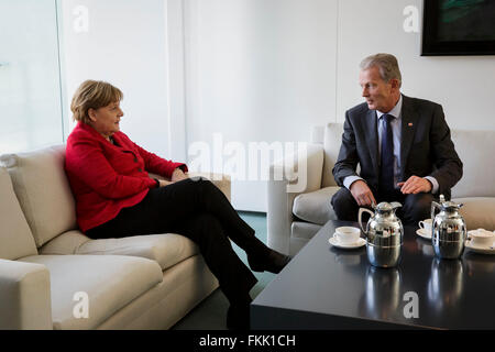 Berlin, Deutschland. 9. März 2016. HANDOUT - zeigt ein Handout Bild gemacht Availabe am 9. März 2016 durch die Bundesanstalt Presse Bundeskanzlerin Angela Merkel im Gespräch mit österreichischer Vizekanzler Reinhold Mitterlehner im Kanzleramt in Berlin, Deutschland. Foto: BUNDESPRESSEAMT/SANDRA STEINS/Dpa/Alamy Live News Stockfoto