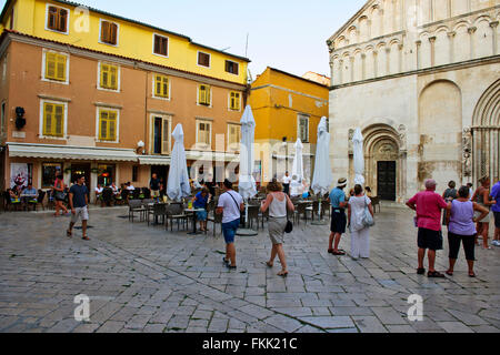 Kirche von St Donal & romanische Kathedrale Anastasia und archäologische Museum mit Campanile, Harbour Bridge, Sonnenuntergang, Zadar, Kroatien Stockfoto