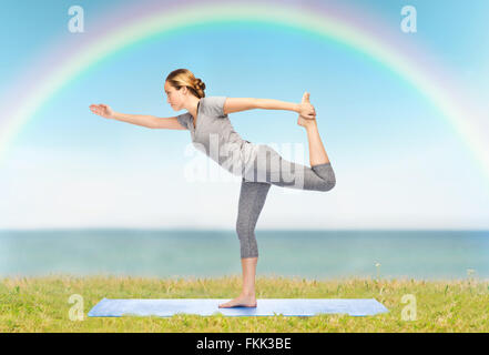 Frau Herr der Tanz Pose auf Matte Yoga bei Stockfoto