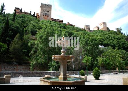 Brunnen entlang des Paseo de Los Tristes mit dem Alhambra-Palast auf der Rückseite in der Albaicin, Granada, Provinz Granada, Spanien. Stockfoto