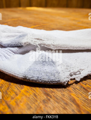 Ein paar Socken alte mit Löchern darin. Stockfoto