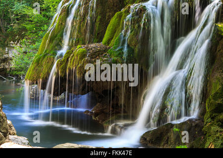 Bigar Wasserfall im Sommer in Rumänien Stockfoto