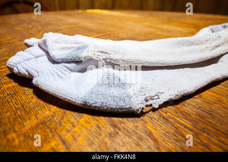 Ein paar Socken alte mit Löchern darin. Stockfoto