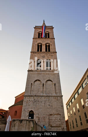 Kirche von St Donal & romanische Kathedrale Anastasia und archäologische Museum mit Campanile, Harbour Bridge, Sonnenuntergang, Zadar, Kroatien Stockfoto