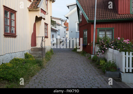 Blick entlang der malerischen Straße in der Altstadt, Mollösund, Orust, Bohuslän-Küste, Süd-West Schweden, Schweden, Skandinavien, Europa Stockfoto