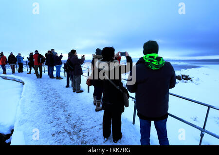 Winter Schnee, Touristen zu Fuß in Pingvellir Nationalpark, UNESCO-Weltkulturerbe, Süd-West-Island, Europa. Stockfoto