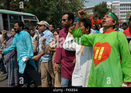 Dhaka, Bangladesch. 9. März 2016. Ganajagaran Mancha Aktivisten hielt eine Protestkundgebung in Dhaka am 9. März 2016 gegen einen Streik von Jamaat-e-Islami zum protest gegen das Todesurteil für seinen Führer Mir Quasem Ali genannt.  Bangladeshs Supreme Court am 8. März bestätigte das Todesurteil von Jamaat-e-Islami Chef Finanzier für Kriegsverbrechen in ein schwerer Schlag für größte islamistische Partei des Landes. Bildnachweis: Mamunur Rashid/Alamy Live-Nachrichten Stockfoto