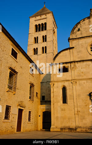 Kirche von St Donal & romanische Kathedrale Anastasia und archäologische Museum mit Campanile, Harbour Bridge, Sonnenuntergang, Zadar, Kroatien Stockfoto